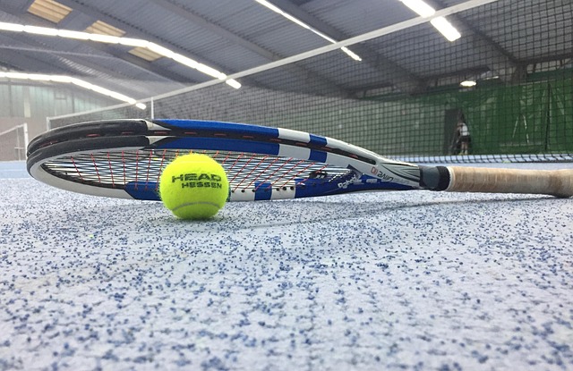 Tennisvalg banetype udstyr og klubmiljø i sammenligning